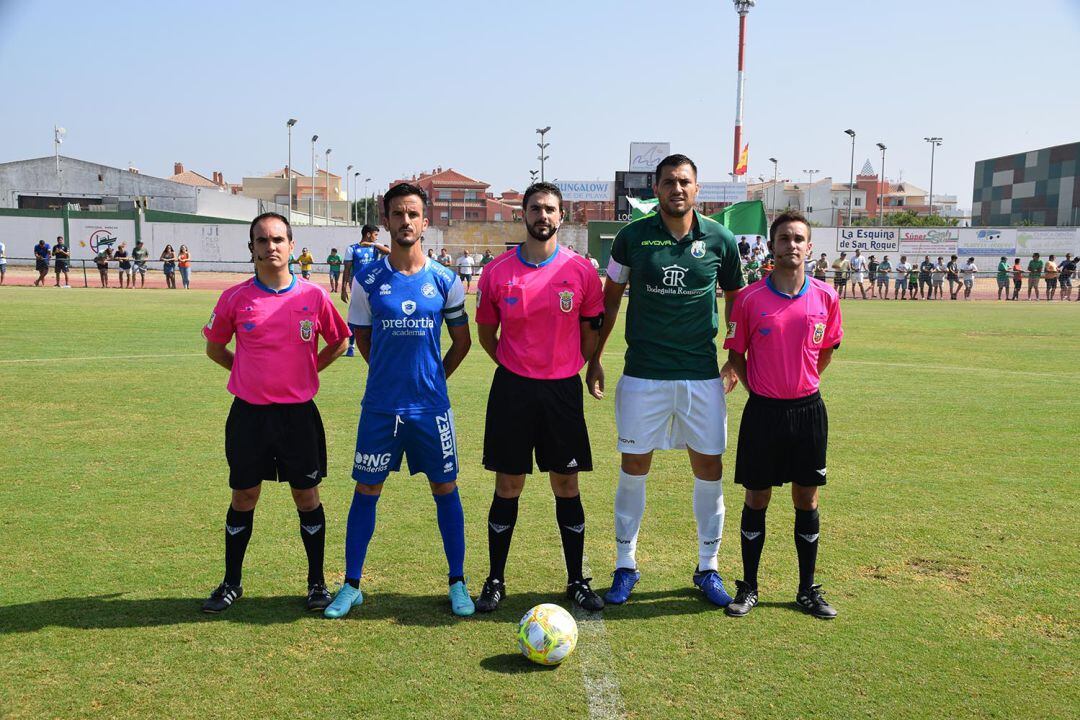 Antonio Bello junto al capitán del Rota y los árbitros antes de un partido