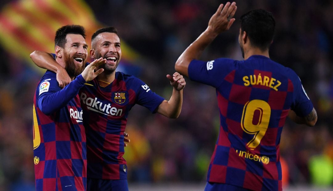 Messi celebra un gol con Alba y Suárez.