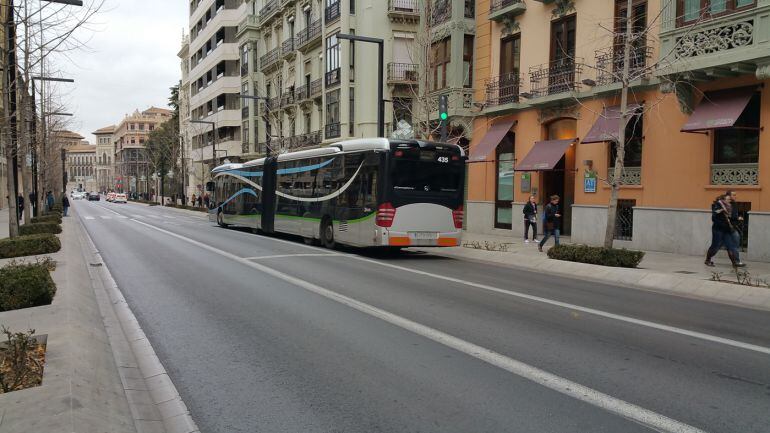 Autobús de la línea LAC en la Gran Vía de Granada