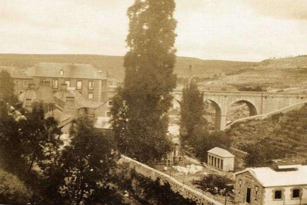 Recinto de la antigua fábrica de loza junto al puente sobre el río Eresma en la actual Vía Roma