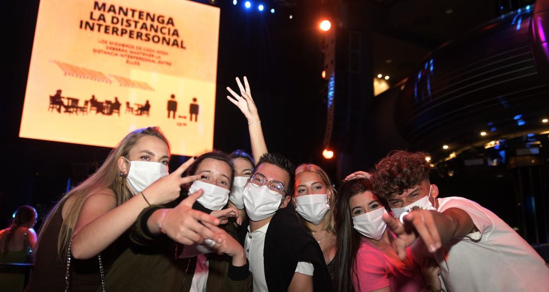 Jóvenes en la Sala Pelícano durante la realización de una prueba piloto de la reapertura del ocio nocturno, a 12 de junio de 2021, en A Coruña