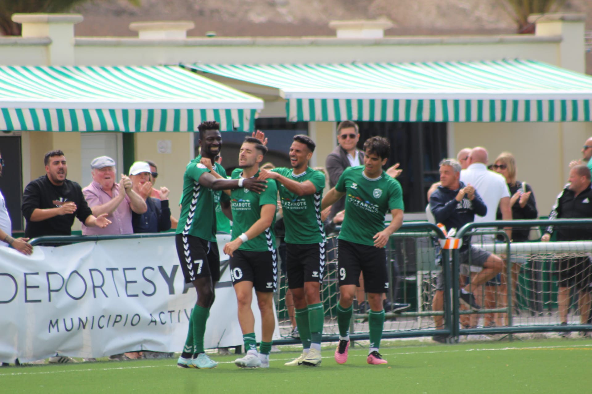 Celebración del gol del Unión Sur Yaiza frente a la UD Melilla.