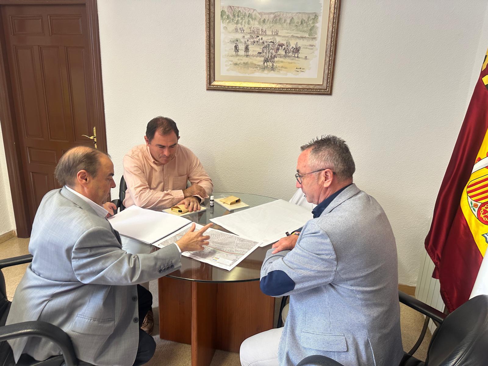 Momento de la reunión entre el director general de Carreteras, Francisco Carrillo y el alcalde de Moratalla, Juan Soria