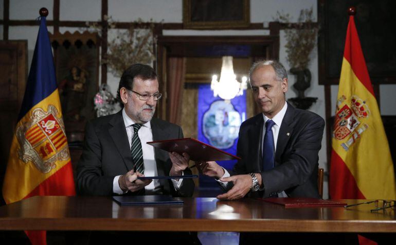 El presidente del Gobierno, Mariano Rajoy, y el jefe del Gobierno de Andorra, Antoni Martí, durante la firma del acuerdo para evitar la doble imposición fiscal.