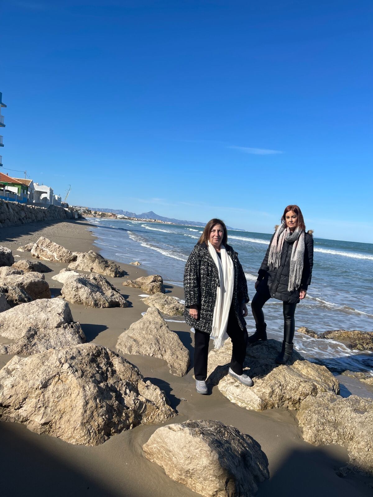 La diputada del PP en Les Corts, Elisa Díaz y la candidata a la alcaldía de Dénia, Pepa Font, en Les Deveses.