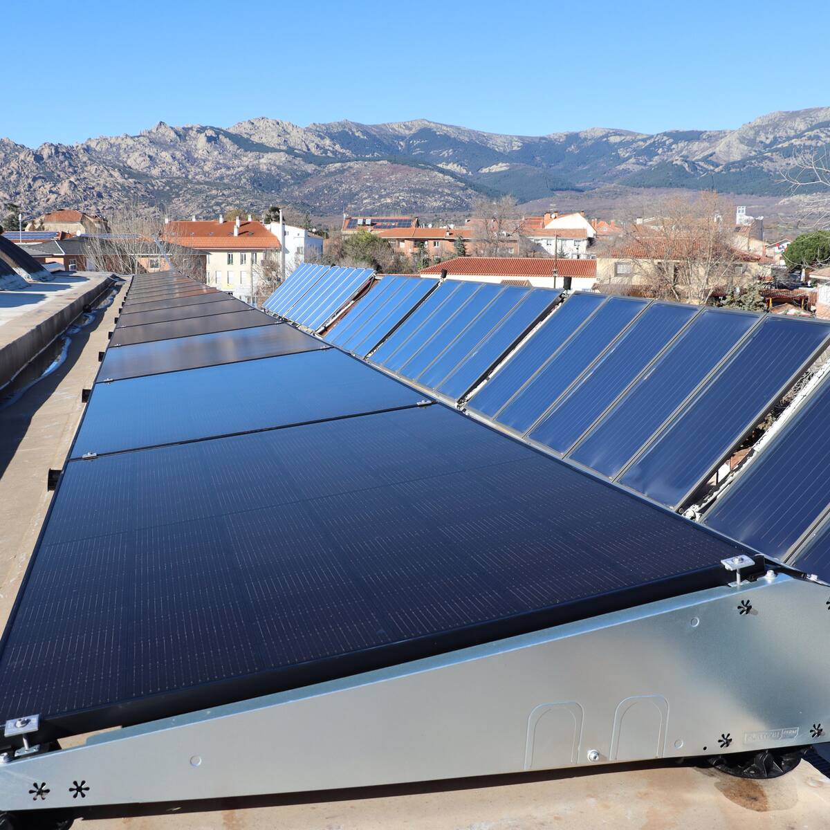 Soto del Real reduce el gasto energético con la instalación de 100 paneles solares