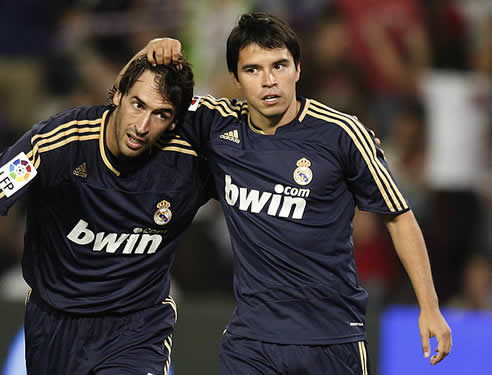 Raúl y Saviola celebran el gol del argentino