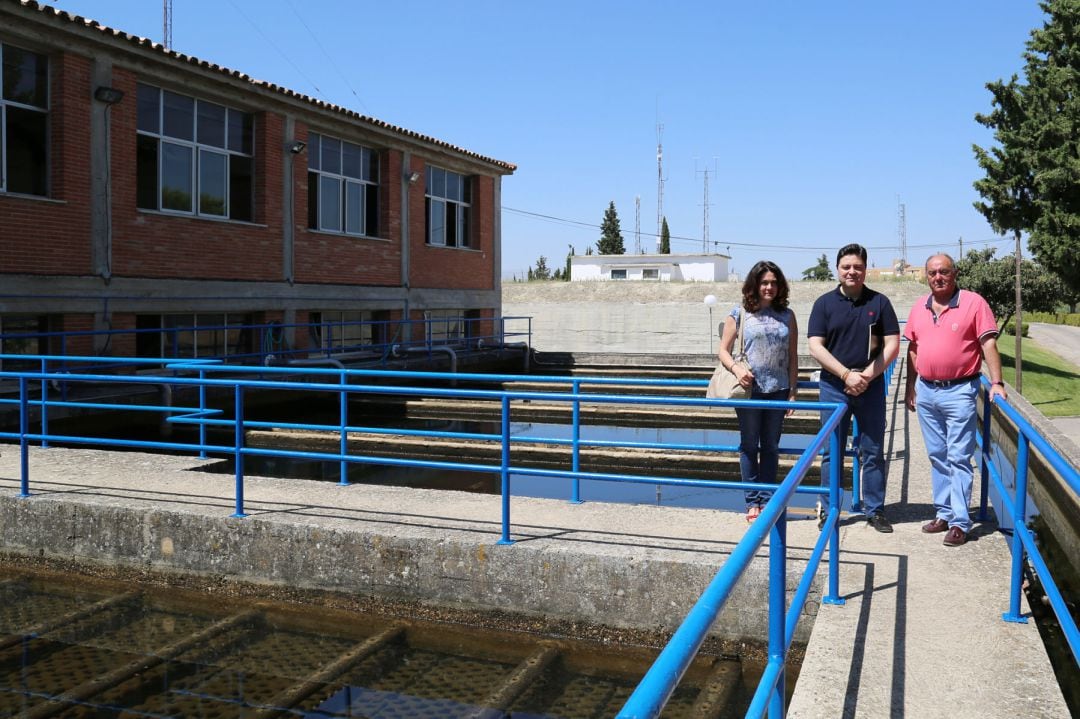 El concejal José Luis Roldán, durante su visita a las instalaciones de Linaqua.