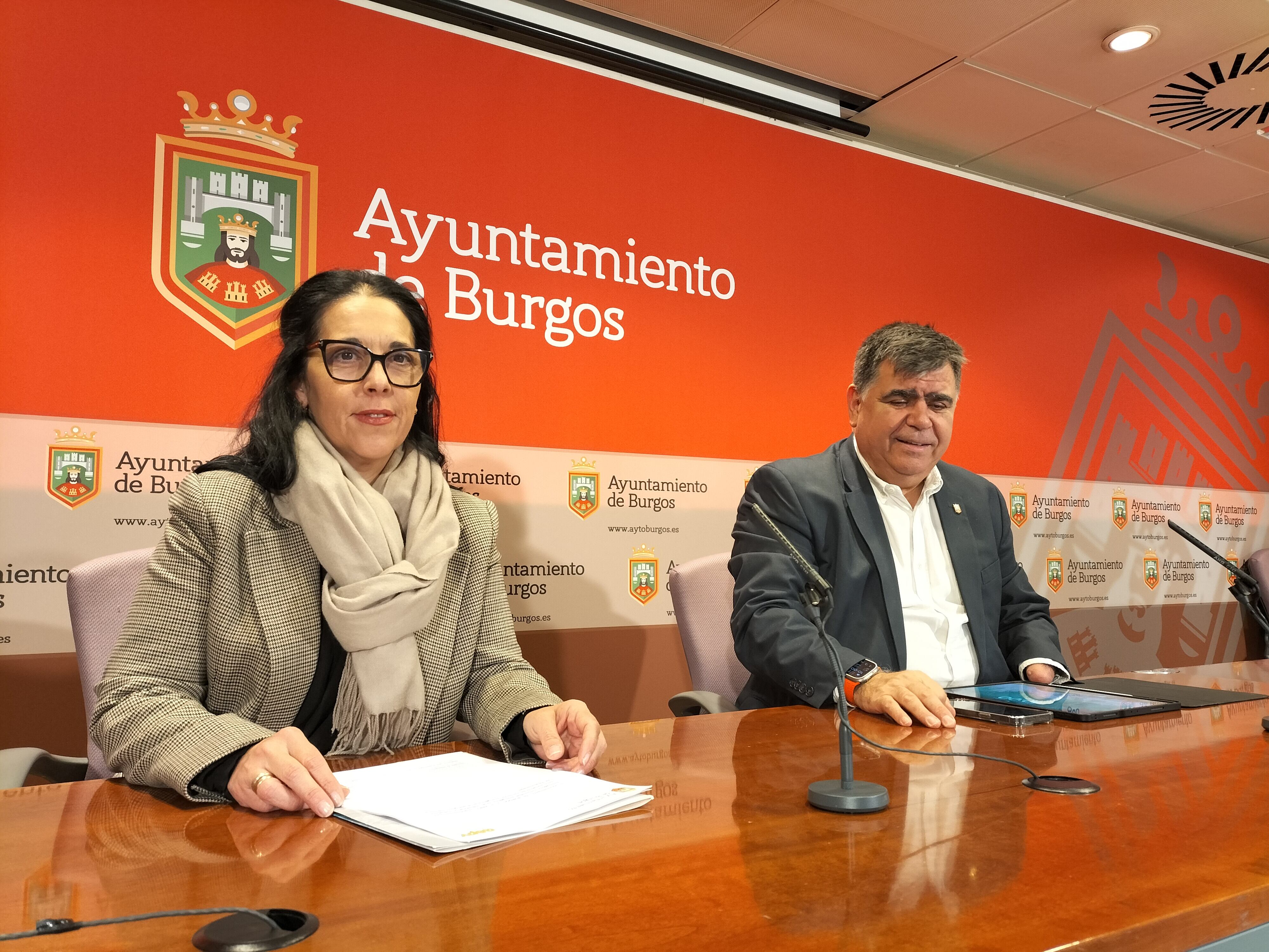 Firma del convenio entre la presidenta de los empresarios de Villalonquejar, Silvia Pereda, y el concejal de fomento, Manuel Manso