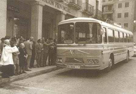 Acto de bendición de un nuevo autobus de Galo Álvarez cerca de la Calle de Los Coches