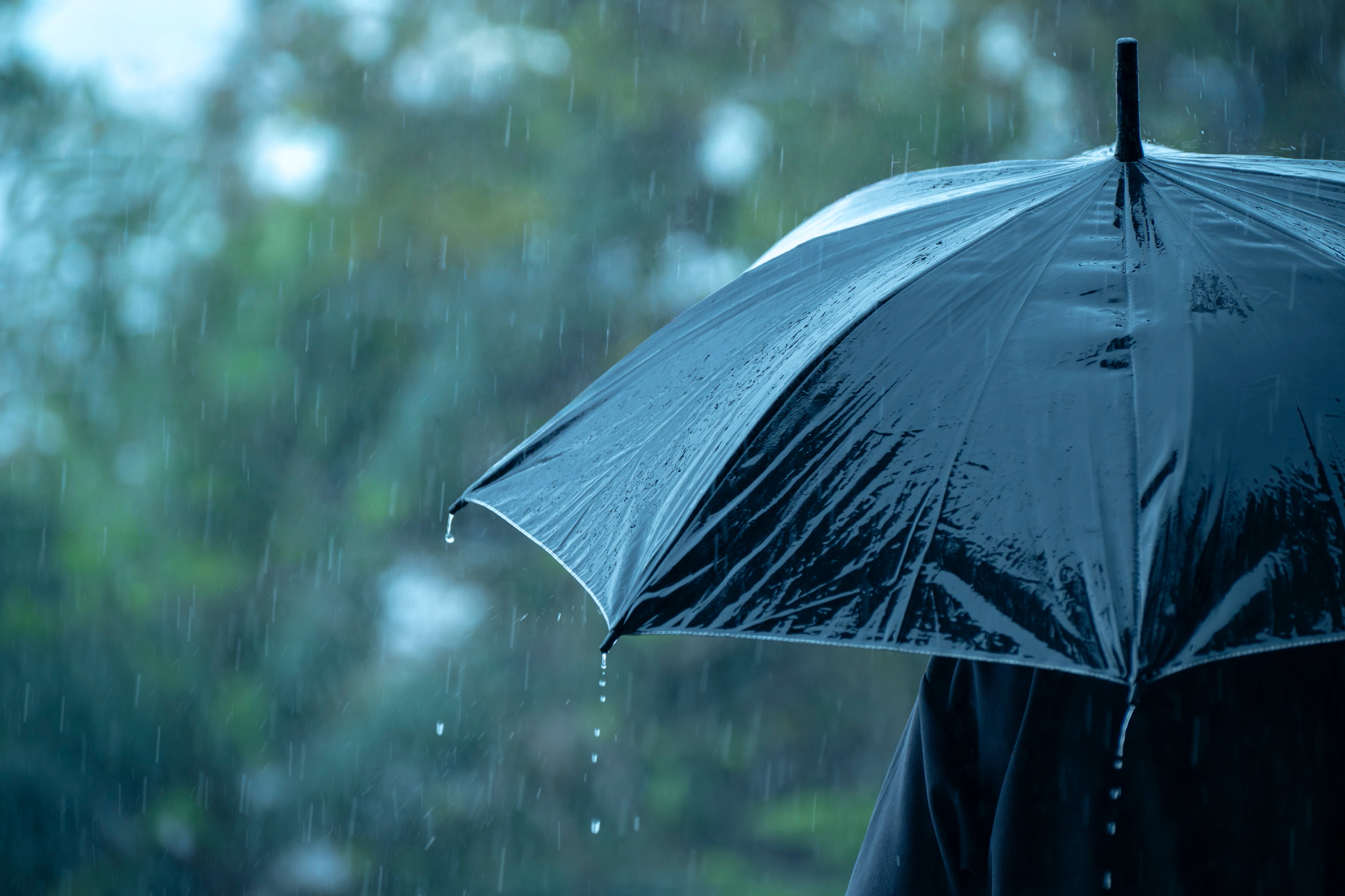 Una persona caminando bajo la lluvia.