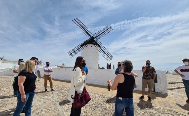 María Barranco visitando la Sierra de los Molinos en Campo de Criptana