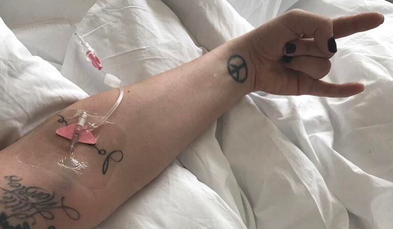 Lady Gaga confirma desde el hospital que no puede actuar.