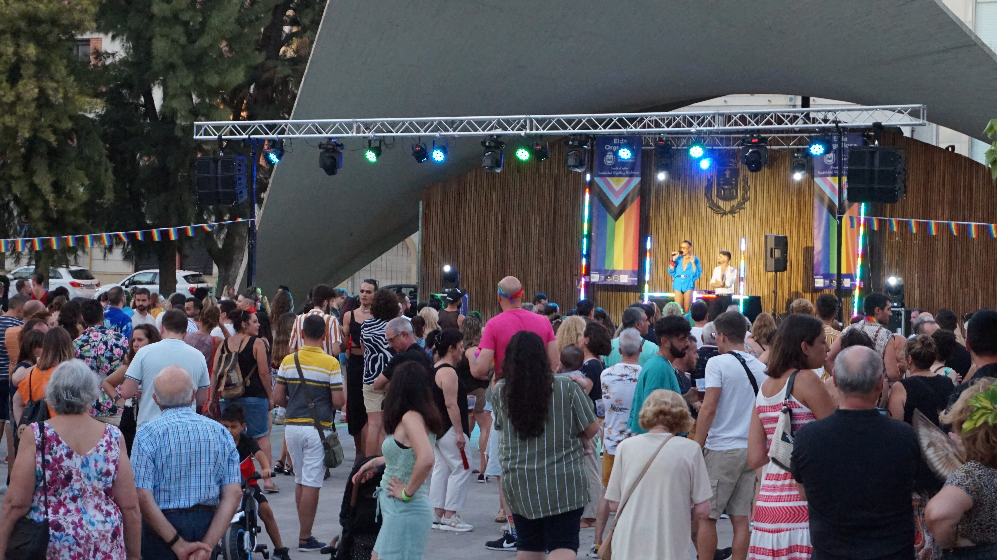 La Sandwich y Alberto Rodríguez frente a cientos de eldenses y petrelenses