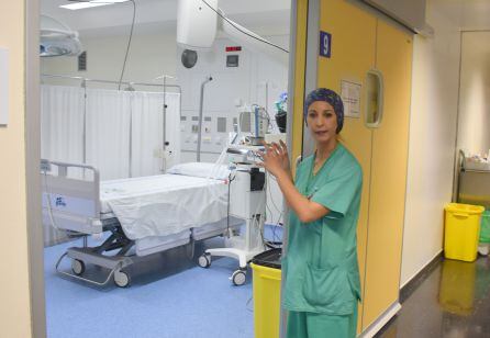 La directora Médica de Atención Primaria, Aniuska Sutil, muestra uno de los quirófanos reconvertidos en UCI.