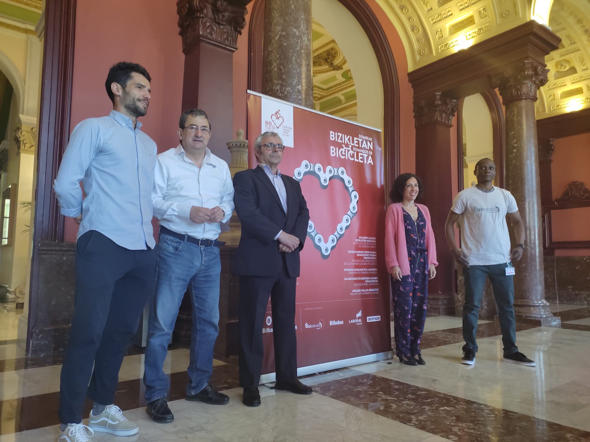 Nora Abete, concejala de Movilidad junto a algunos representantes de Fundación Euskadi en la presentación de los &quot;Domingos de Bicicleta&quot;