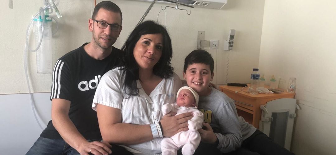 Sergio, Verónica, Mía y Sergio, la familia del segundo bebé nacido en 2019 en la Comunidad de Madrid