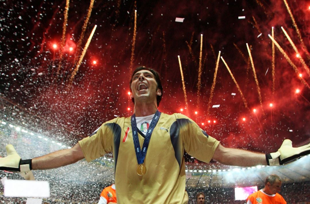 Buffon celebra la victoria de Italia en el Mundial 2006.