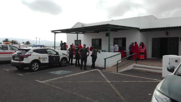 Los inmigrantes localizados fueron atendidos por Cruz Roja Lanzarote.