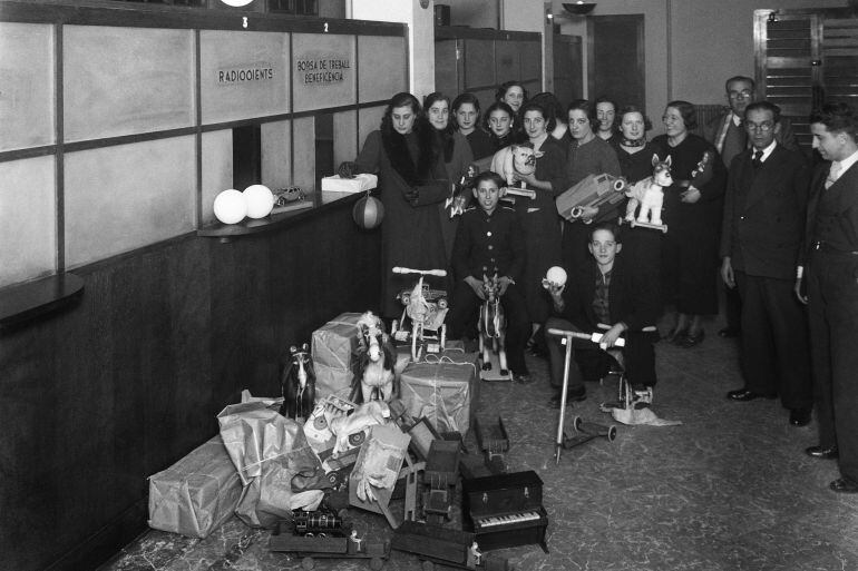 Recull de joguines a les oficines de Ràdio Barcelona. Anys 30