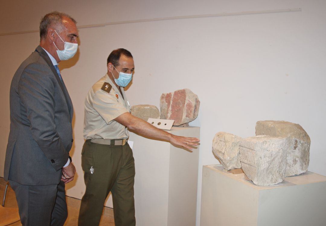 El delegado territorial de la Junta, José Mazarías, acompañado del coronel Alcaide del Alcázar, Alejandro Serrano. 