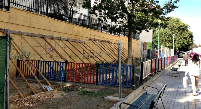 Muro apuntalado del colegio público José Moreno Villa de Málaga