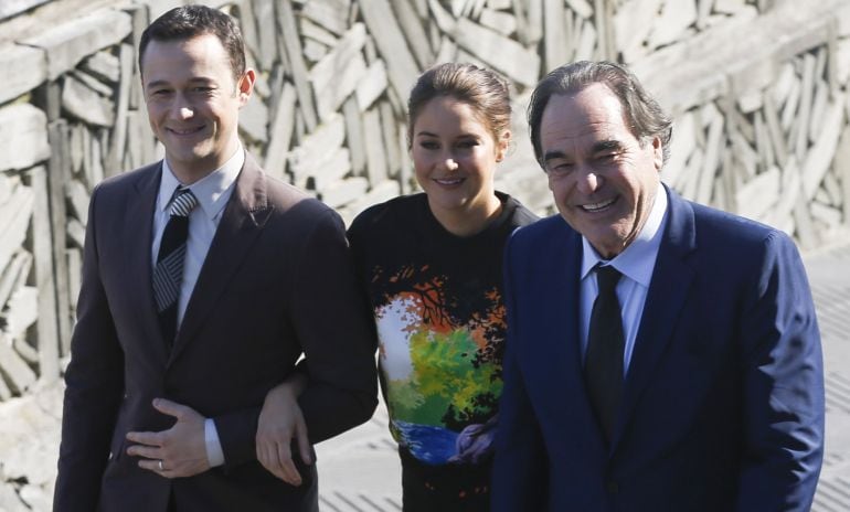 El director Oliver Stone (d) y los actores Joseph Gordon-Levitt y Shailene Woodley, durante la presentación hoy de la película &quot;Snowden&quot;, que se proyecta fuera de concurso en la 64 edición del Festival Internacional de Cine de San Sebastián, un filme sobr