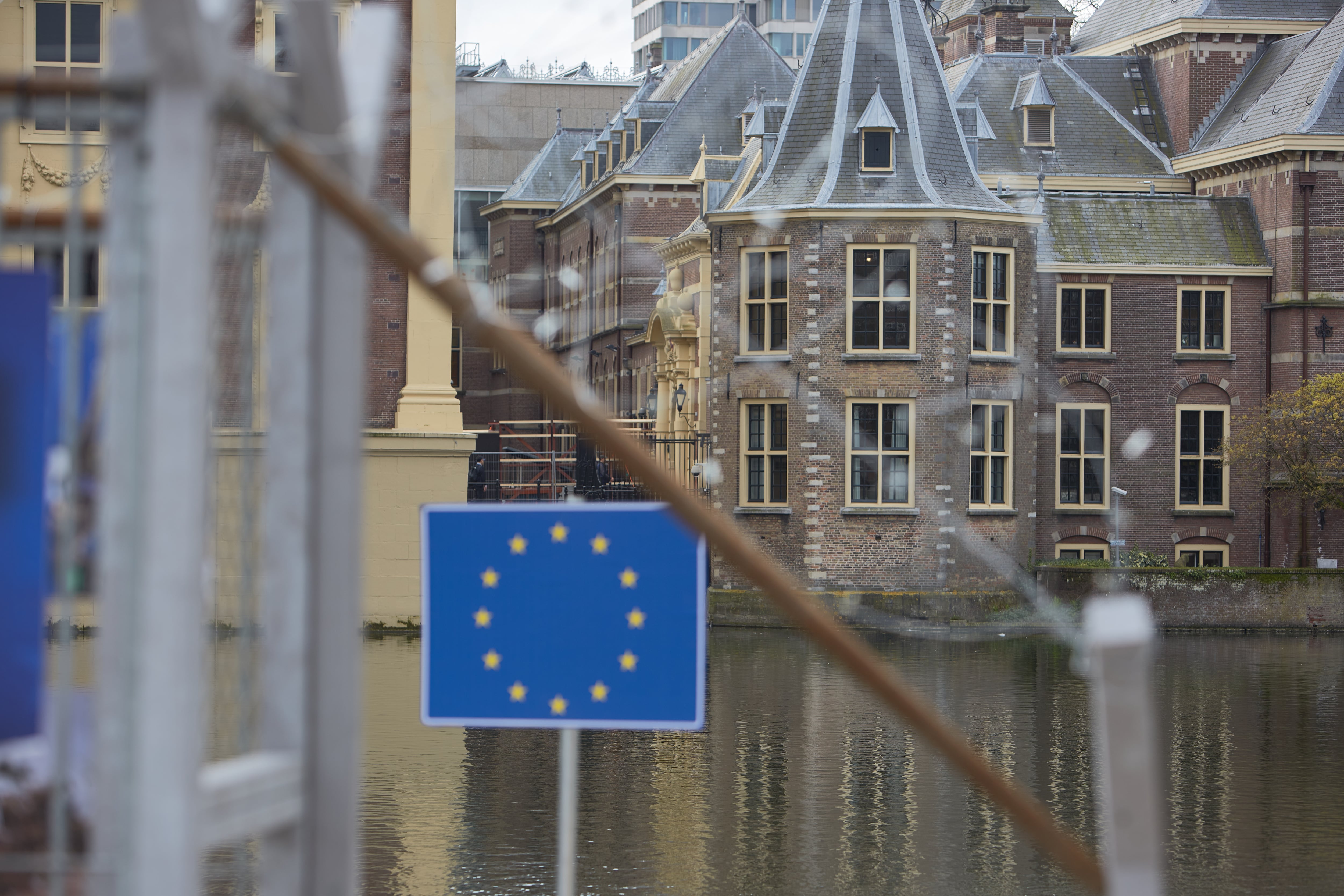 Bandera de la Unión Europea frente al edificio en el que se encuentra el despacho del primer ministro de Países Bajos en La Haya