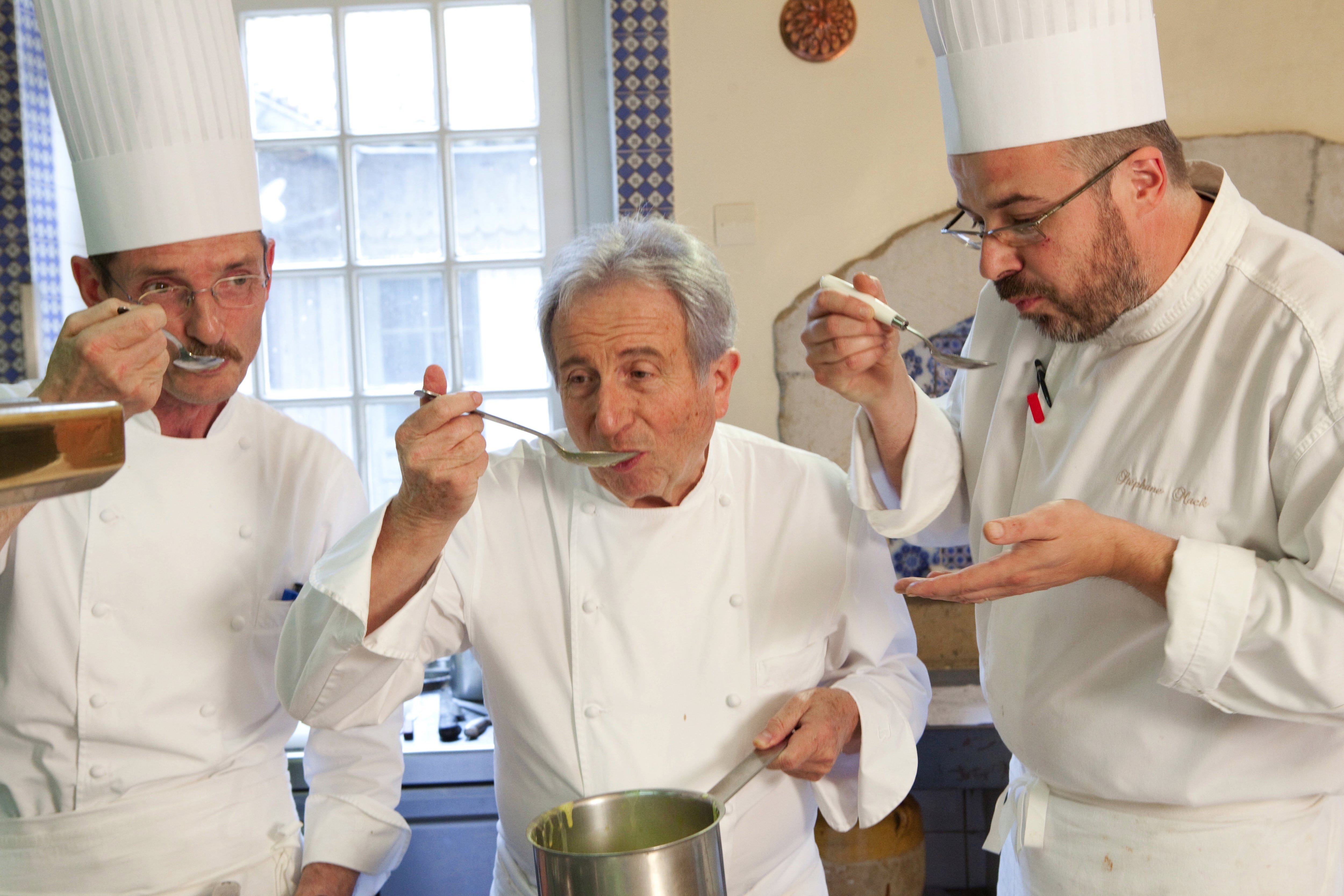 El cocinero francés Michel Guerard (c), probando una de sus preparaciones, en el restaurante Les Pres d&#039;Eugenie, en junio de 2011.