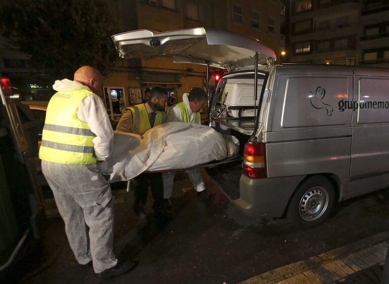 GRA485. VIGO, 05/10/2015.- Miembros del servicio funerario de Vigo introducen en un vehículo uno de los el cadáveres de la pareja de nacionalidad portuguesa, hallada muerta esta tarde en un piso de la calle Fragoso, en Vigo. EFE / Sxenick.