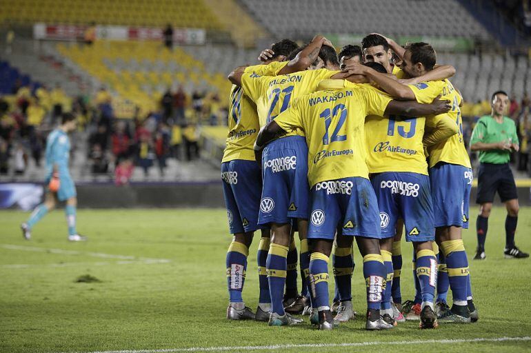 Los jugadores de la U.D. Deportiva Las Palmas celebran uno de los goles marcados al Eibar