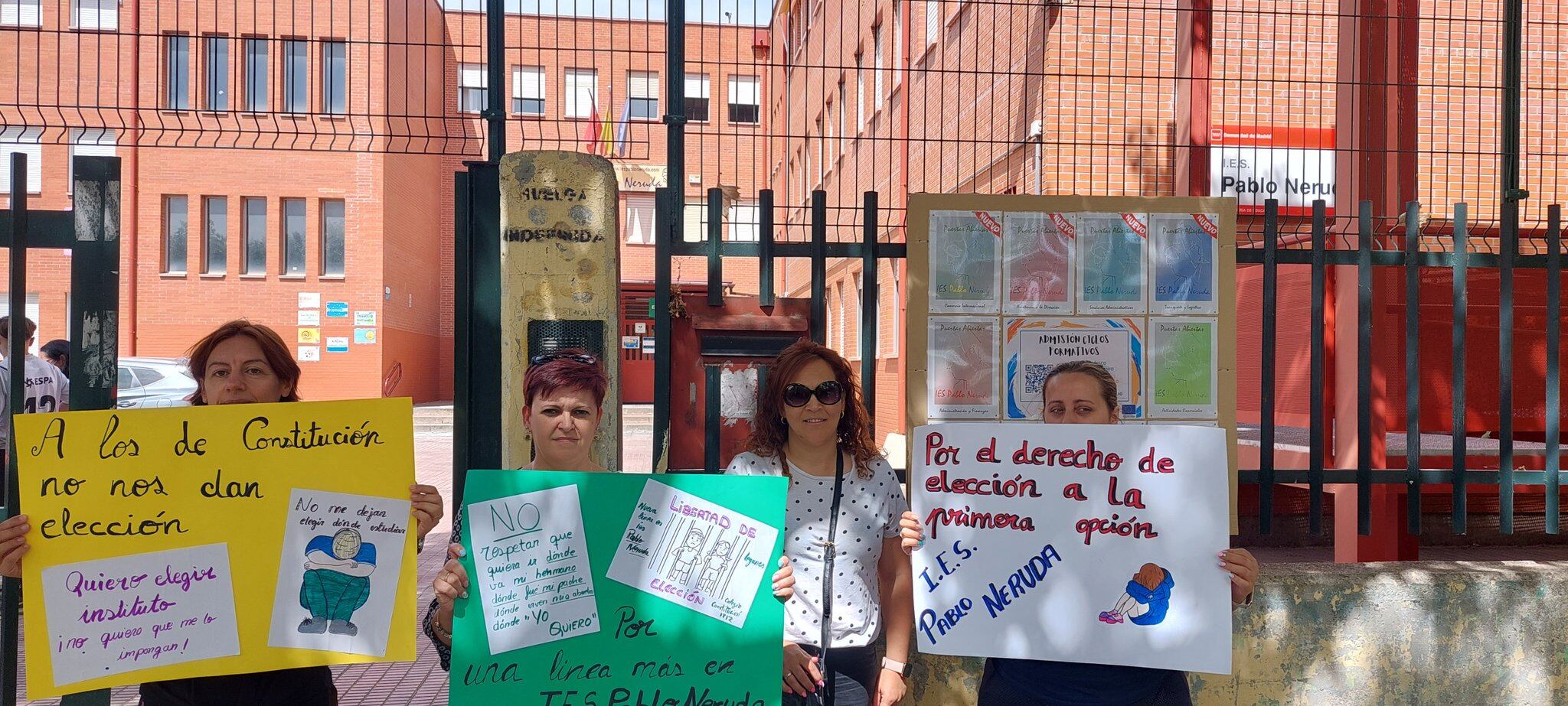 Las familias quieren que se cree un aula más en el IES Pablo Neruda de Leganés para acoger a los 28 alumnos que se han quedado fuera