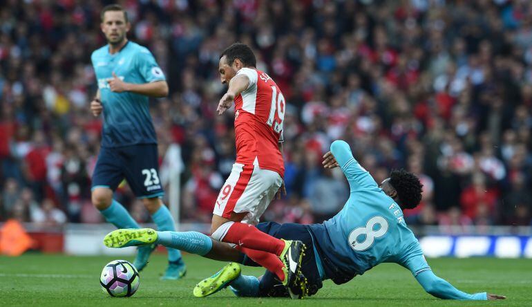 Santi Cazorla, durante un encuentro de la Premier