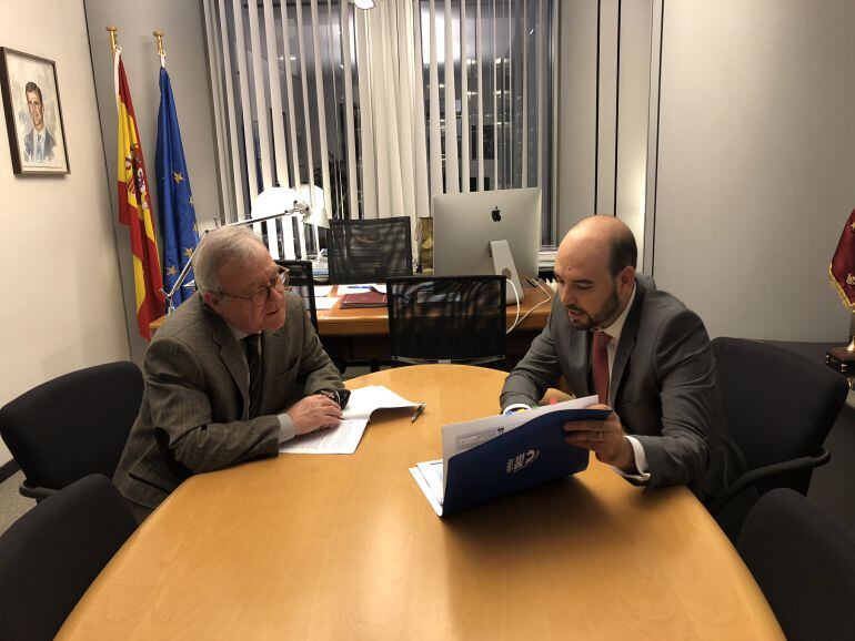 El vicepresidente del Parlamento Europeo, Ramón Luis Valcárcel, y el concejal de Teulada, Raúl Dalmau.