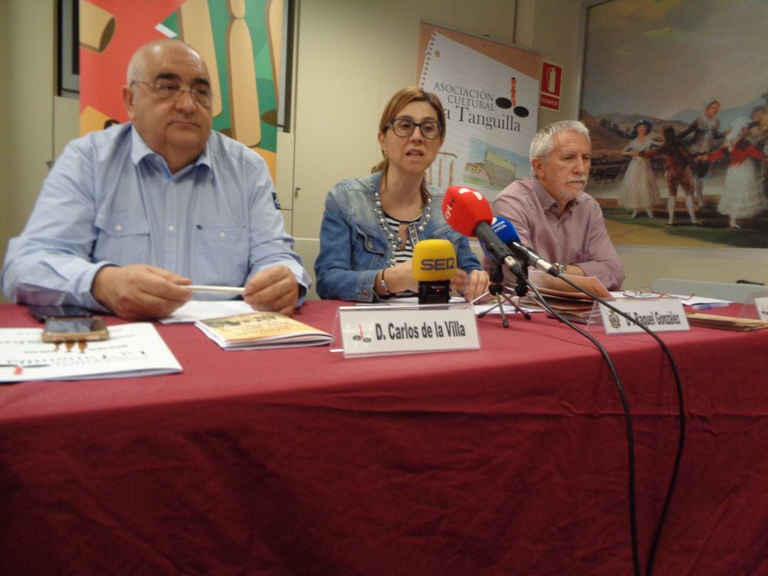 De Izq. a dcha. Carlos de la Villa (presidente), Raquel González (alcaldesa de Aranda) y  Gregorio Cámara, (director del Museo de Juegos Tradicionales)