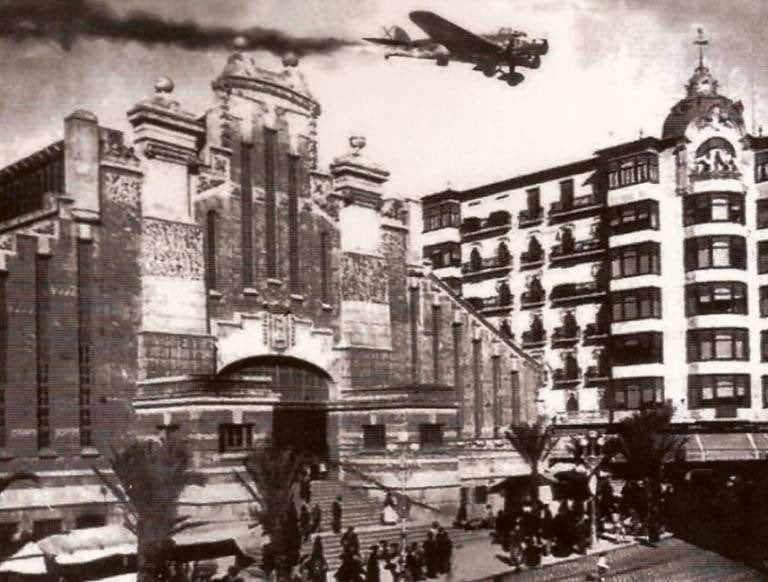 Recreación del bombardeo del Mercado Central de Alicante (1938)