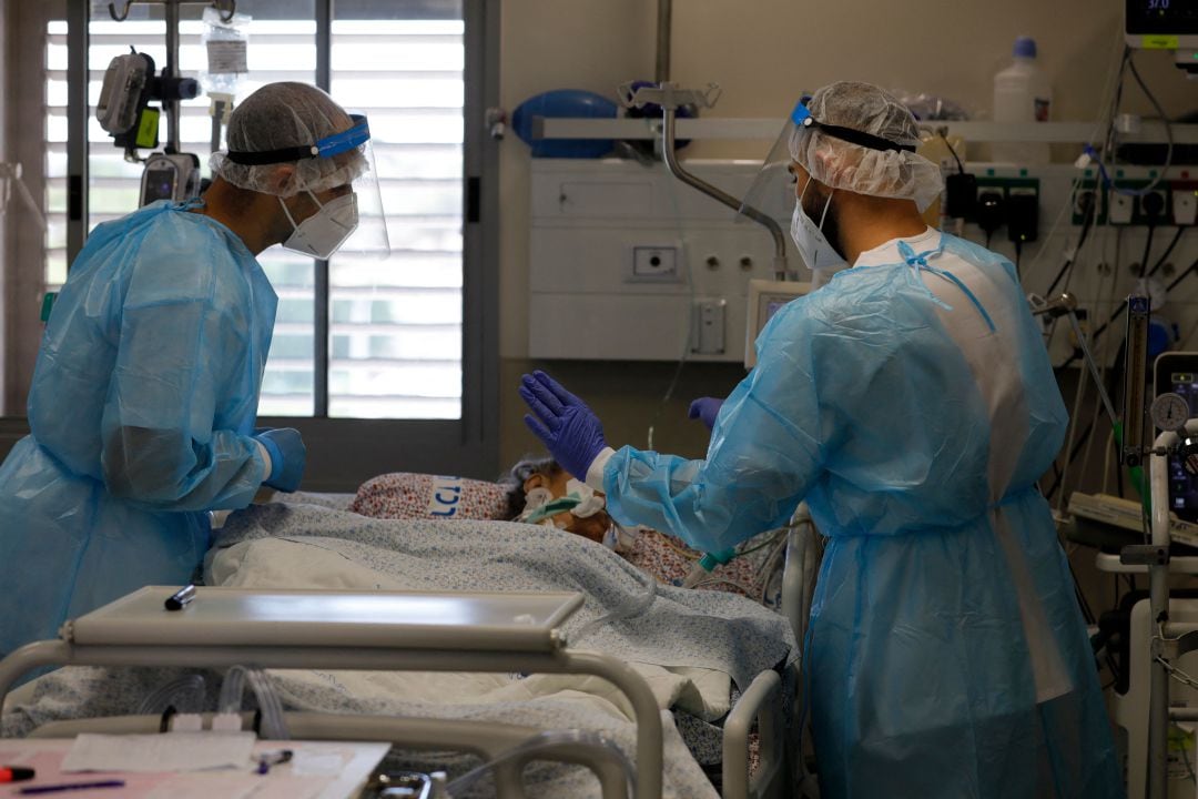 Una paciente con coronavirus en un hospital de Israel.