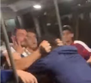 Un momento de la pelea a puñetazos entre un adulto y varios menores en una guagua de Lanzarote.