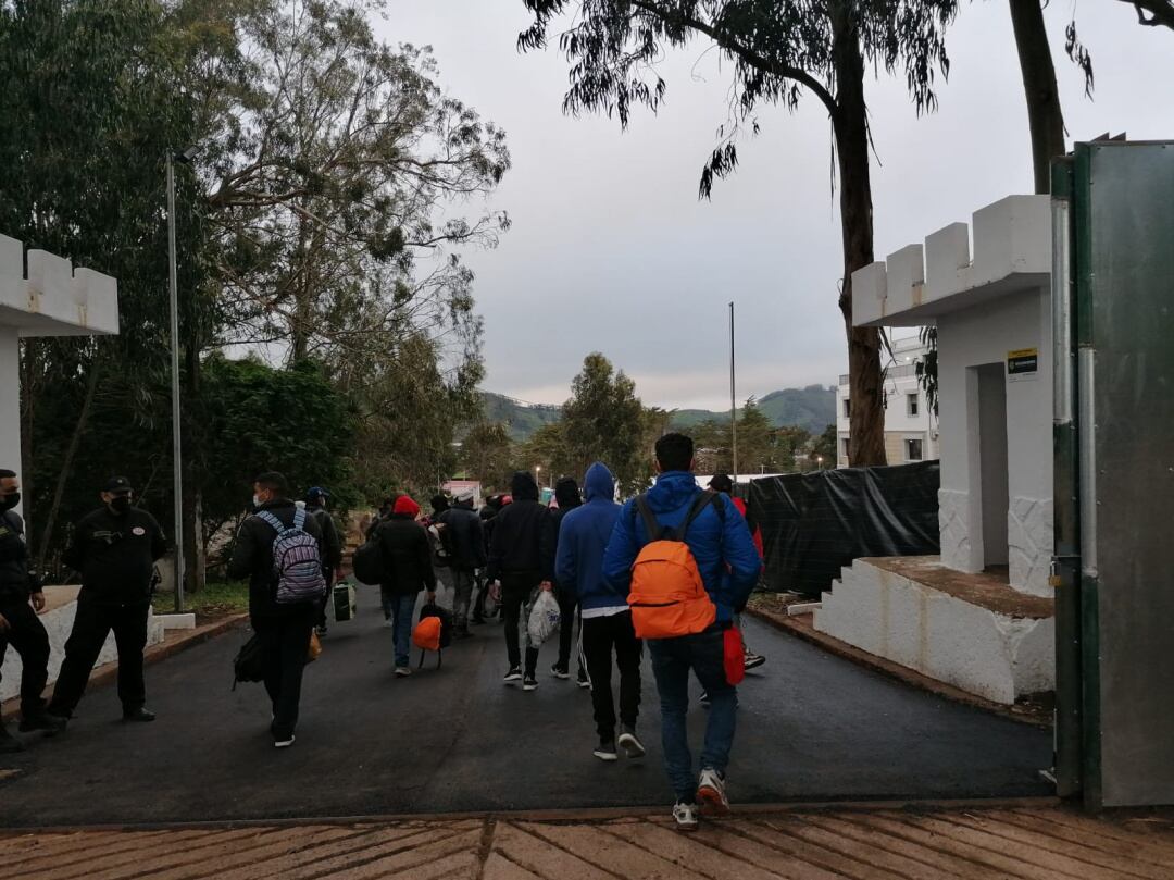 Un grupo de personas migrantes accede al recinto del Centro de Acogida Temporal del Las Raíces ubicado en La Laguna