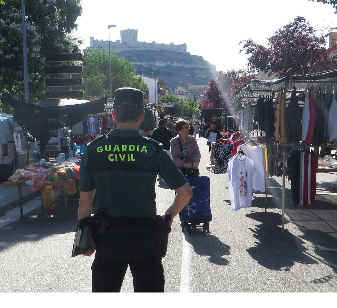 Agente durante la operación en el mercadillo de Peñafiel