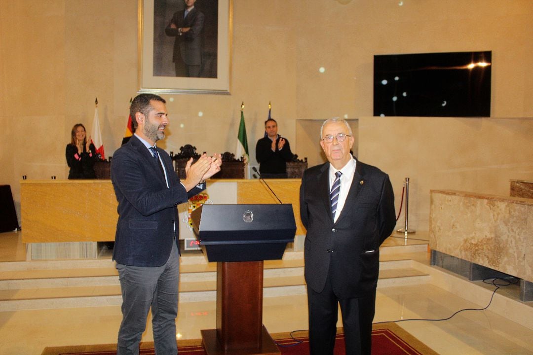 Ramón Fernández-Pacheco aplaude a Guillermo Blanes.