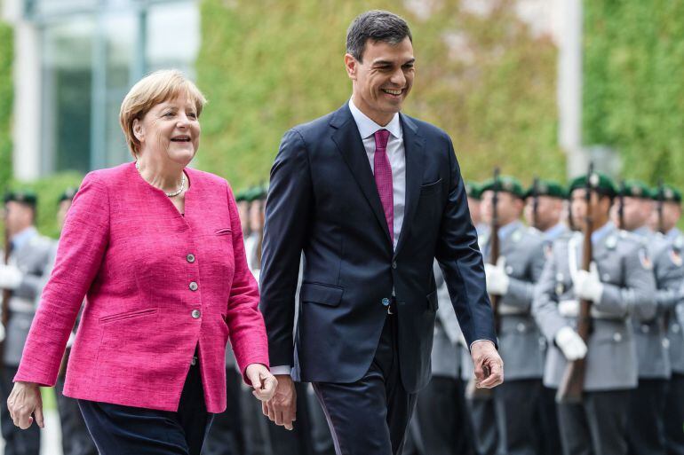 La canciller alemana, Angela Merkel, recibe al presidente del Gobierno español, Pedro Sánchez, con honores militares a su llegada a la Cancillería en Berlín (Alemania) hoy, 26 de junio de 2018.