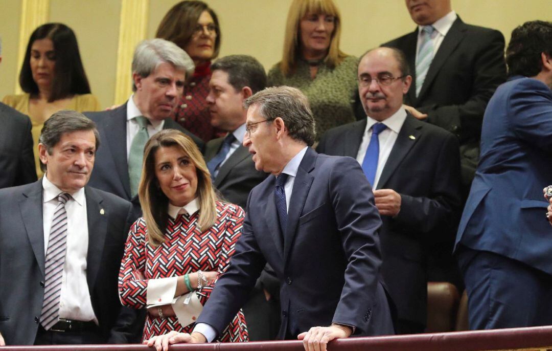 El presidente aragonés, Javier Lambán, al fondo en el acto de conmemoración de los 40 años de la Constitución en el Congreso de los Diputados. Al frente, la presidenta andaluza, Susana Díaz. 