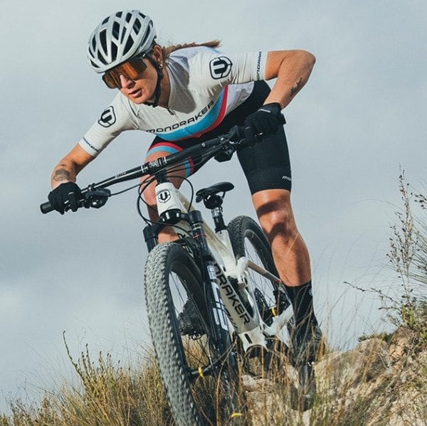 Ariadna Ródenas durante una carrera con su bicicleta de montaña