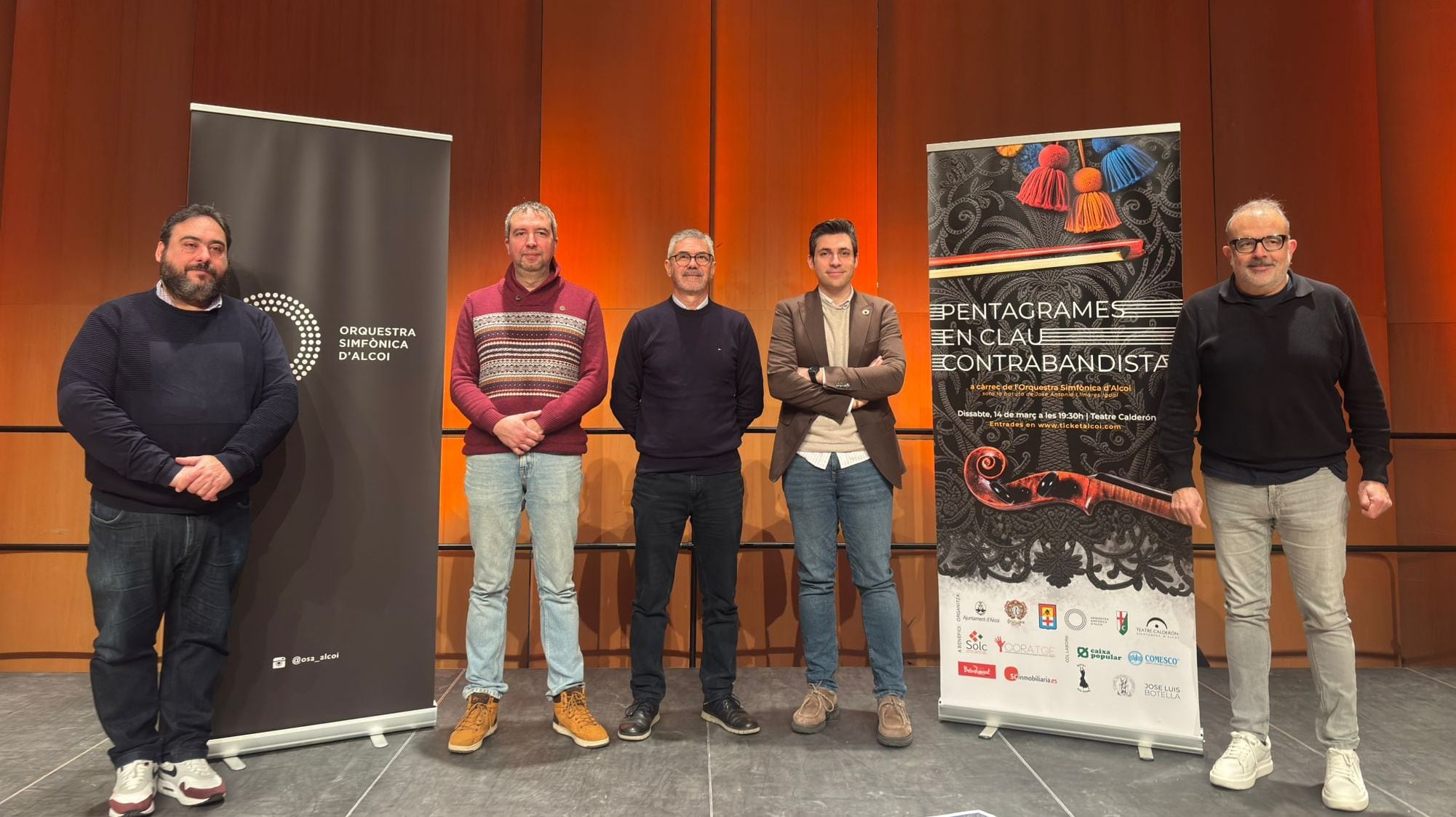 José Antonio Llinares, director de la OSA; Juan Luis Guitart; presidente de la OSA; Javier Ferrándiz, capitán cristiano; Fernando Moncho, primer tro de la Filà Andaluces y Jordi Martínez, edil de Fiestas, en la presentación del concierto 'Pentagrames en clau contrabanista' en el Teatre Calderón d'Alcoi.