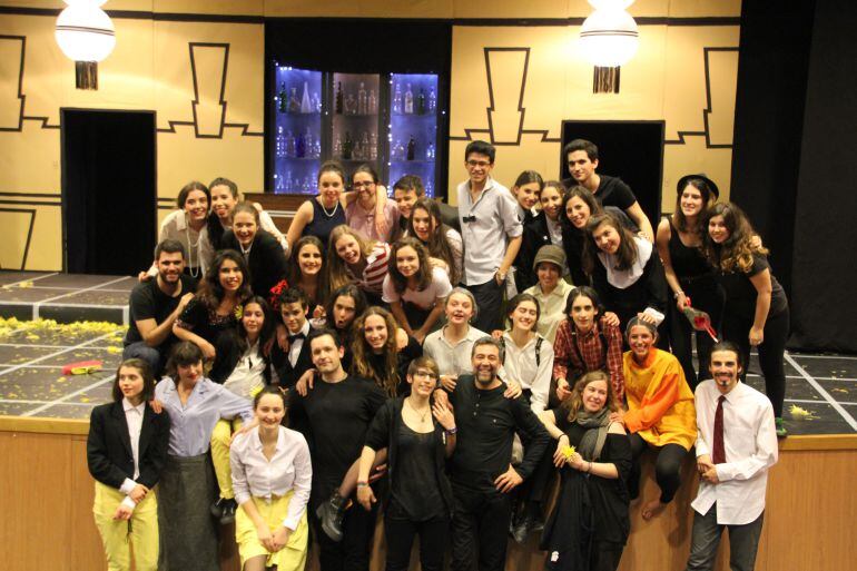 La troupe del Grupo de Teatro Prieto posa con su profesor (Juan Carlos Prieto) despues del primer estreno