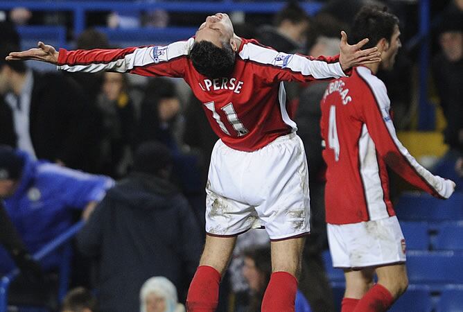 Van Persie marcó los dos goles del Arsenal ante el Chelsea