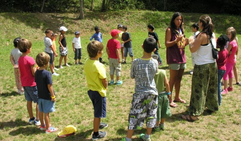 Nens i nenes fent activitats de lleure.