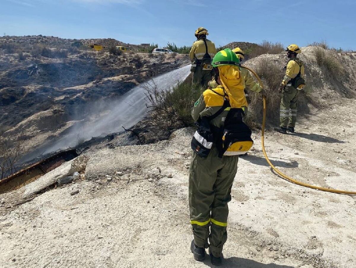 Movilizado efectivo del Plan Infomur para apagar incendio en una rambla en el Rincón de los Beldas (Molina de Segura)