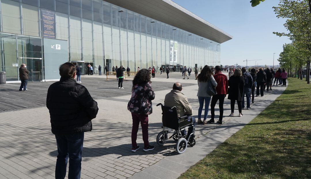 Colas para recibir la vacuna en el Centro Cultural Miguel Delibes